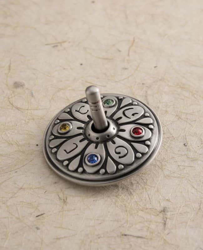 סביבון עלים משובץ צבעוני