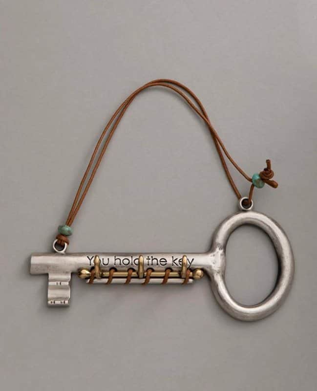 מפתח ווים לתלייה You hold the key