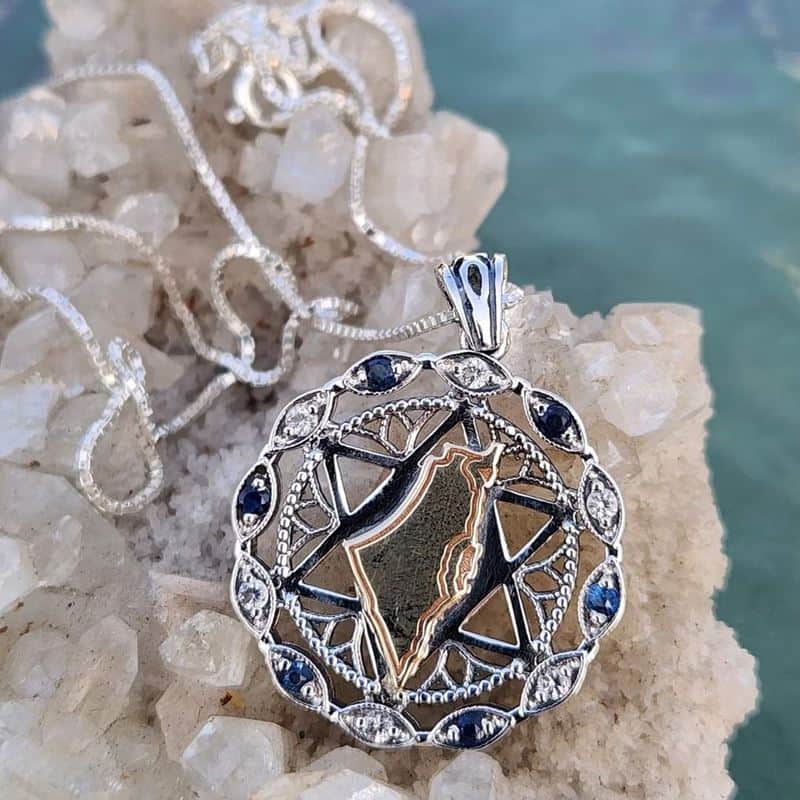 תליון מגן דוד מלכותי בשילוב מפת ארץ ישראל משובץ זירקונים כחול- ולבן , כסף וזהב