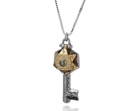 תליון מפתח אוריא"ל , 5 מתכות , משובץ קריסובריל (עין החתול ) , כסף וזהב