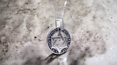 תליון מגן דוד מתנדנד על חישוק "כי מלאכיו" כסף