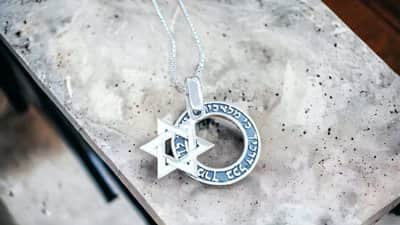 תליון מגן דוד מתנדנד על חישוק "כי מלאכיו" כסף