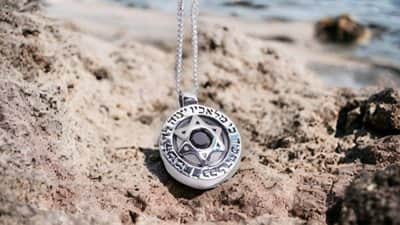 תליון מגן דוד משובץ אבן (לבחירה) , ברכה סביב (לבחירה) , כסף