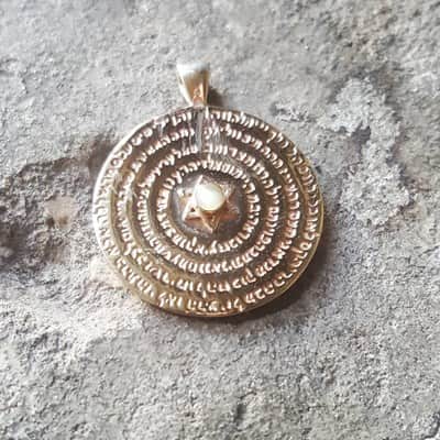 תליון "גלגל השמות" זהב 5 מתכות משובץ קריסובריל