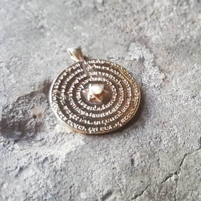 תליון "גלגל השמות" זהב 5 מתכות משובץ קריסובריל