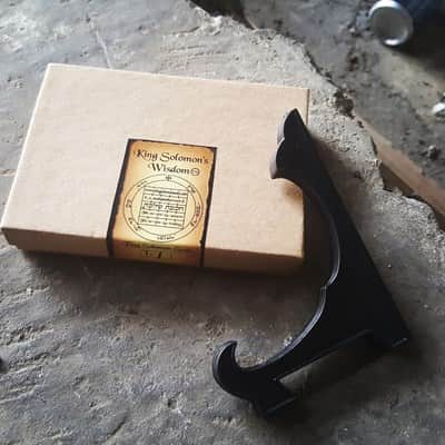 דוגמא לאריזה סגורה וסטנד שולחני מצורף