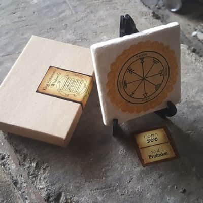 חותם שפע מונח על סטנד שולחני