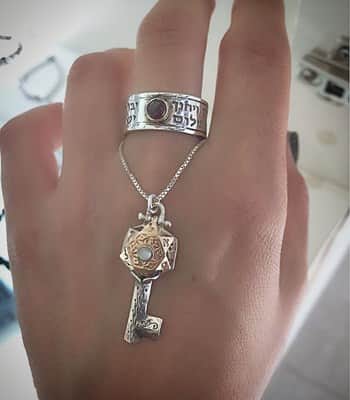 תליון מפתח אוריא"ל ,  5 מתכות , משובץ קריסובריל (עין החתול ) , כסף וזהב