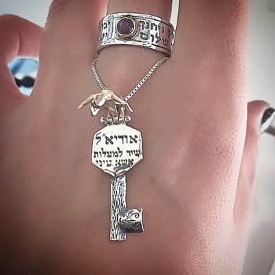 תליון מפתח אוריא"ל ,  5 מתכות , משובץ קריסובריל (עין החתול ) , כסף וזהב