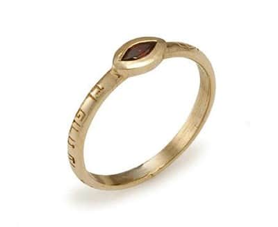 טבעת "עין הברכה" זהב משובצת בנופך (גרנט)