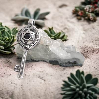 תליון מפתח "אנא בכח" , מגן דוד משובץ אבן אוניקס (לבחירה) , ברכה (לבחירה) , כסף