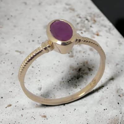 טבעת עדינה "ניב" זהב משובצת אבן רובי (אודם)