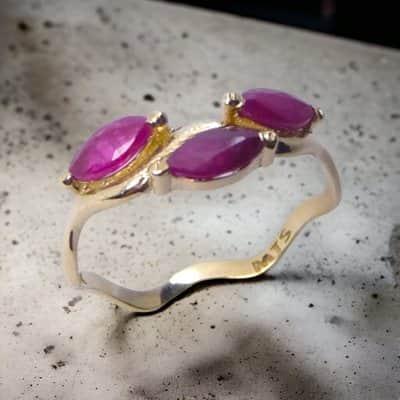 טבעת עדינה "ליב" זהב משובצת אבני רובי (אודם)