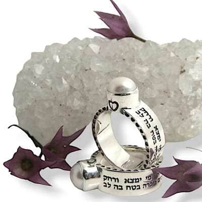 טבעת "אשת חיל מי ימצא" משובצת פנינה , כסף