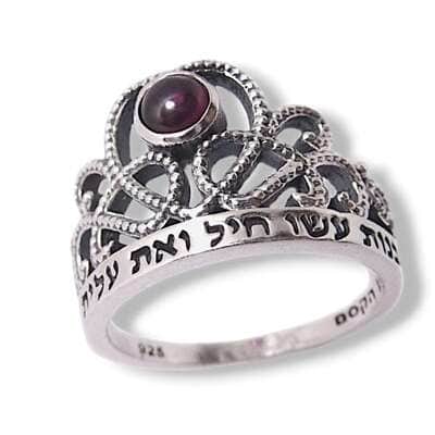 טבעת "רבות בנות עשו חיל ואת עלית על כולנה" משובצת אבן גרנט (לבחירה) , כסף
